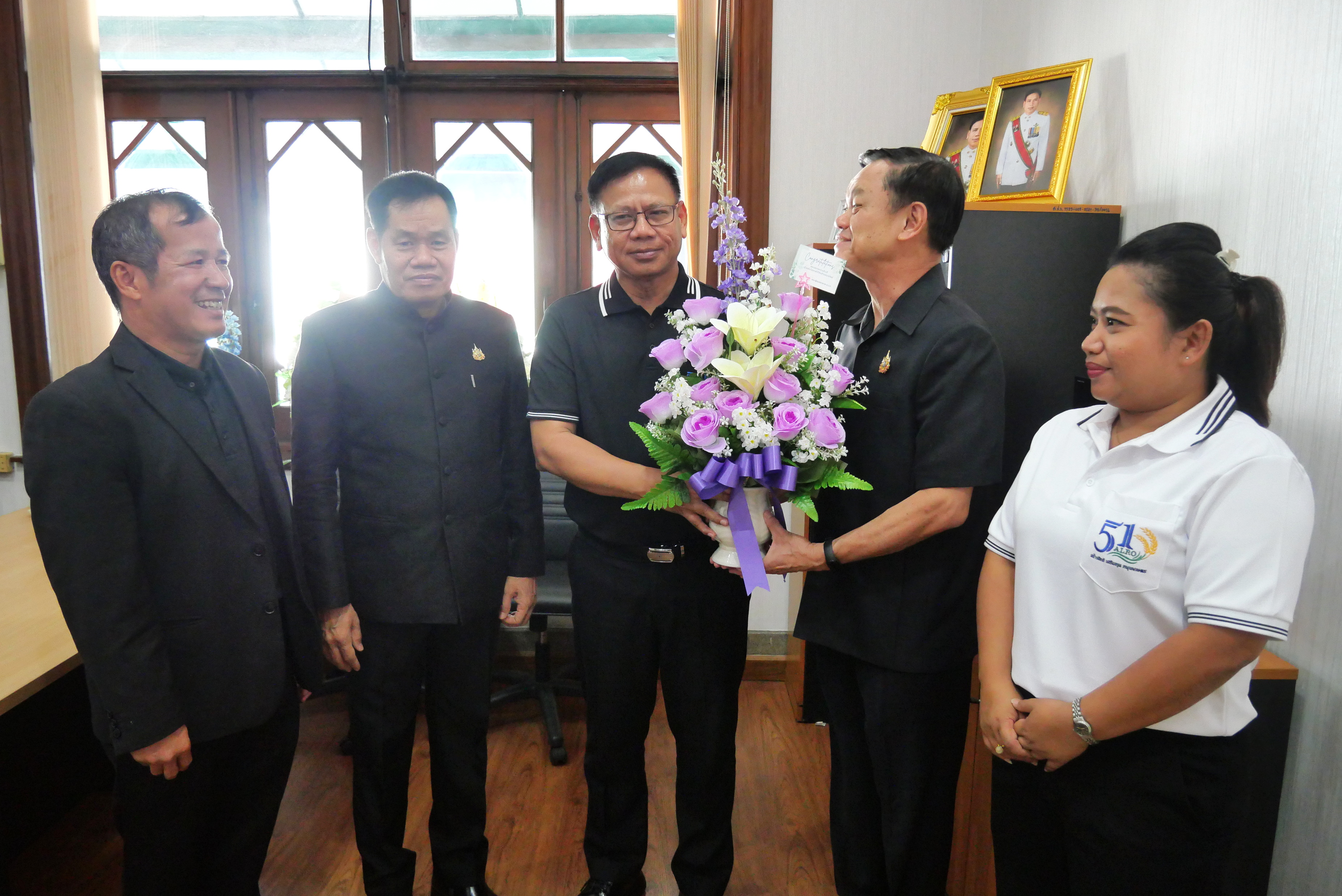 title - หัวหน้าผู้ตรวจราชการกรม พร้อมคณะเข้าแสดงความยินดีกับผู้ตรวจราชการกรม ส.ป.ก. เนื่องในโอกาสเข้ารับตำแหน่งใหม่